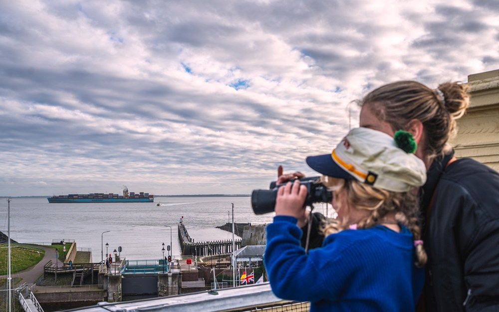 Kijken naar schepen op de Westerschelde. beeld Muzeeum