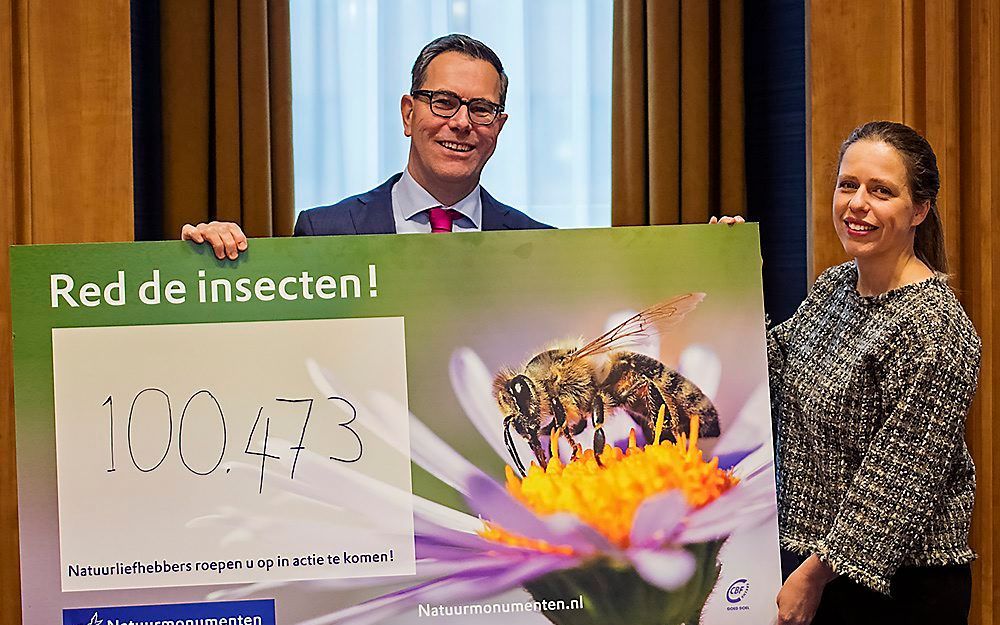 Minister van Landbouw Schouten (CU) ontving woensdag op haar ministerie 100.473 handtekeningen uit handen van directeur Marc van den Tweel van Natuurmonumenten. beeld Natuurmonumenten, Marten van Dijl.