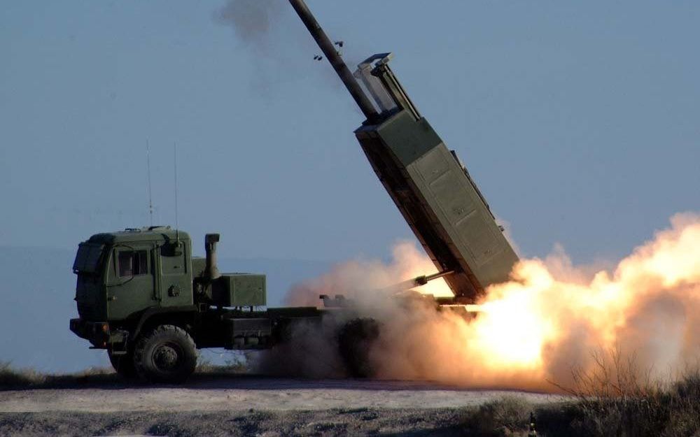 Zware Amerikaanse Himars-raketartillerie in actie. Het artilleriekanon kan doelen op 70 kilometer met grote precisie raken. beeld Wikipedia