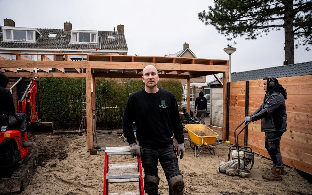 Hovenier Rob de Vries vindt een praktisch beroep een uitstekende keuze, in tegenstelling tot veel jongeren die een studie moeten kiezen. „Het geeft je de vrijheid om flexibel te werken en je hebt er geen jarenlange dure universitaire studie voor nodig. beeld Werkspot.nl. 