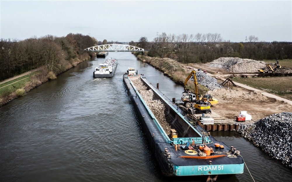 Binnenvaartschepen op het Julianakanaal tussen Berg en Obbicht. De druk bevaren route gaat vanaf oktober maandenlang dicht waardoor schepen twee dagen moeten omvaren. beeld ANP, Rob Engelaar