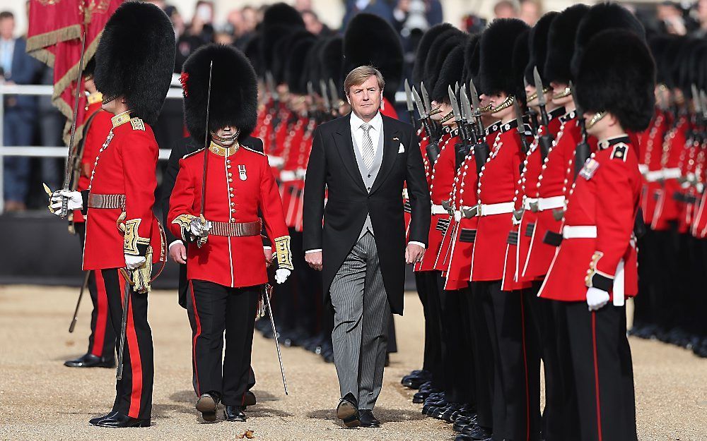 Koning Willem-Alexander inspecteert de wacht. beeld AFP