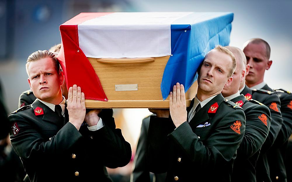 Militairen dragen de kisten met daarin de lichamen van de omgekomen 29-jarige sergeant der 1e klasse Henry Hoving en de 24-jarige korporaal Kevin Roggeveld op vliegbasis Eindhoven. De twee blauwhelmen kwamen om het leven bij een mortierschietoefening in M