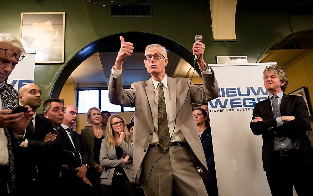 Lijsttrekker Alfred Oosenburg (m.) en Jacques Monasch (r.) tijdens de bekendmaking van de kandidatenlijst van zijn nieuwe partij Nieuwe Wegen bekend. beeld ANP