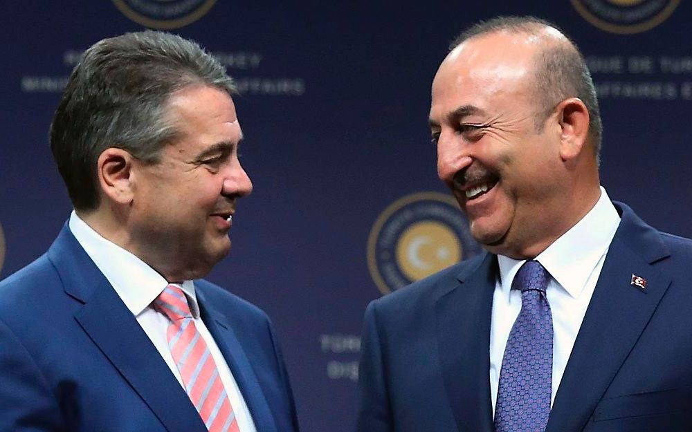 Sigmar Gabriel (l.) en zijn Turkse collega Mevlut Cavusoglu in juni 2017. beeld AFP