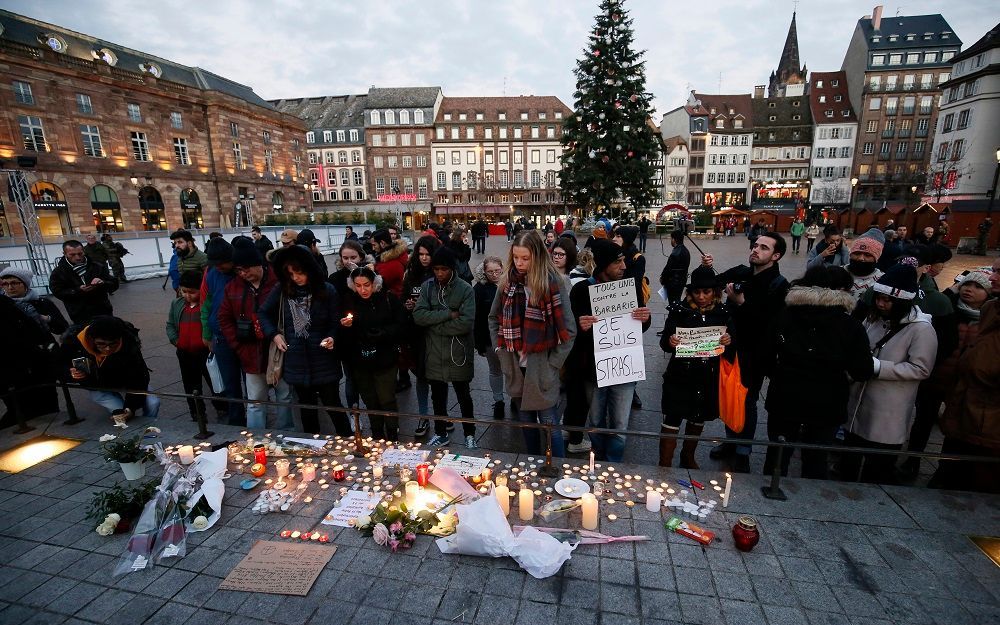 Kaarsen en bloemen bij de kerstmarkt in Straatsburg. beeld EPA