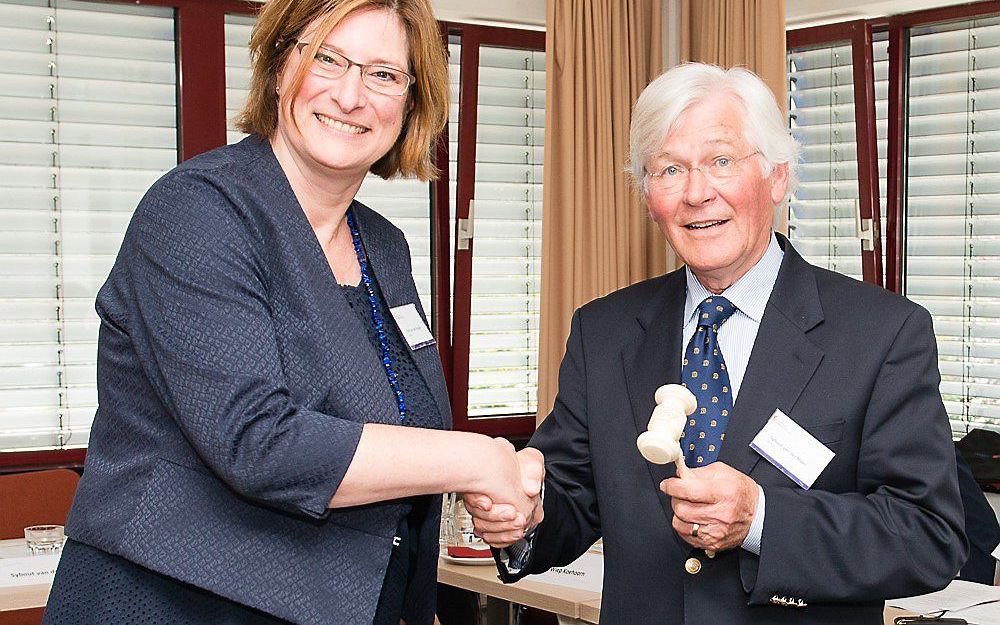 Ds. Van den Broeke (l.) ontving vrijdag de voorzittershamer van het NBG uit handen van haar voorganger ds. Van der Meer. beeld NBG