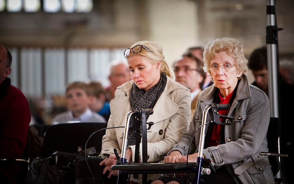 Wil Asma-van der Kamp (r.) bij de Feike Asmaherdenking in de Laurenskerk in Rotterdam in april 2012. Beeld RD, Henk Visscher