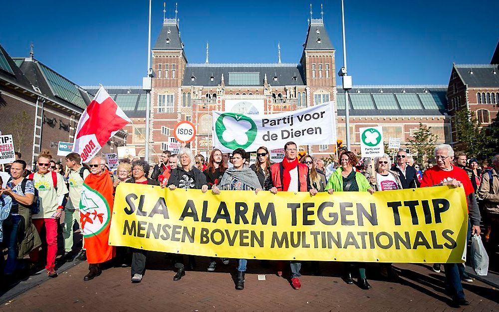 Deelnemers tijdens een grote demonstratie tegen het omstreden handelsverdrag TTIP in oktober vorig jaar. beeld ANP