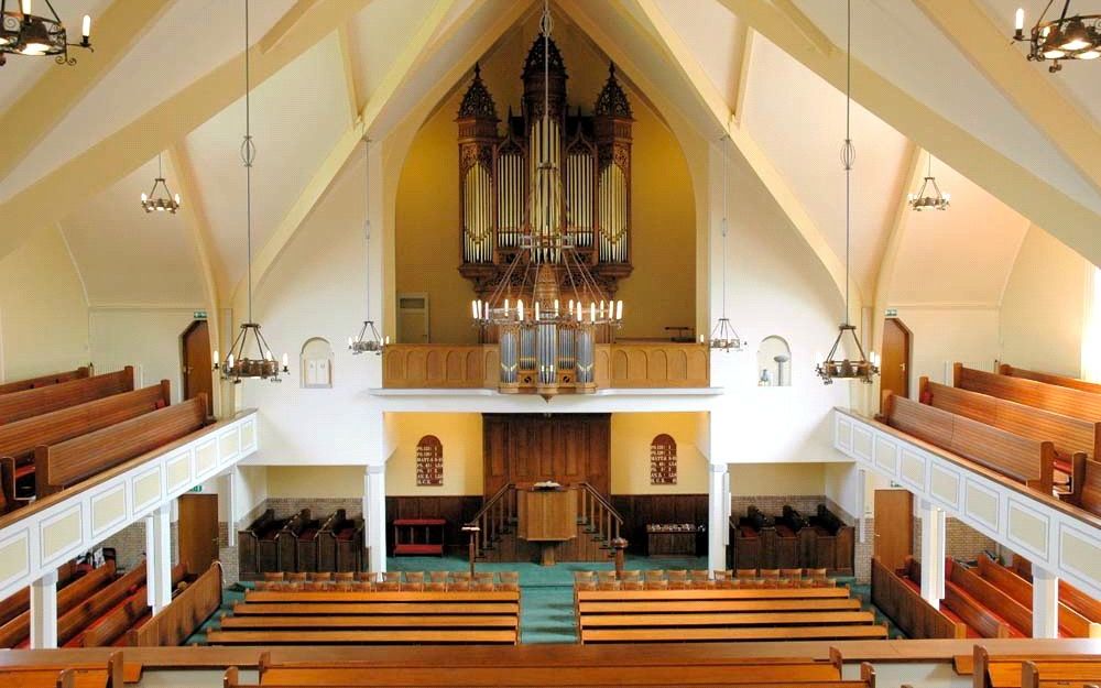 KAMPEN - De gereformeerde gemeente te Kampen bestaat 175 jaar. Foto: Interieur van het kerkgebouw. Foto RD