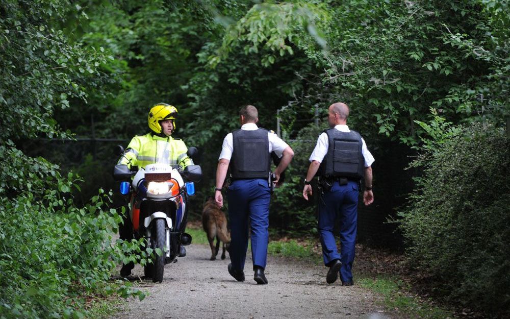 URK – De politie heeft gisteren de Urker bossen uitgekamd op zoek naar twee mannen die een juwelier hadden beroofd. De mannen bleven onvindbaar. Foto Het Urkerland