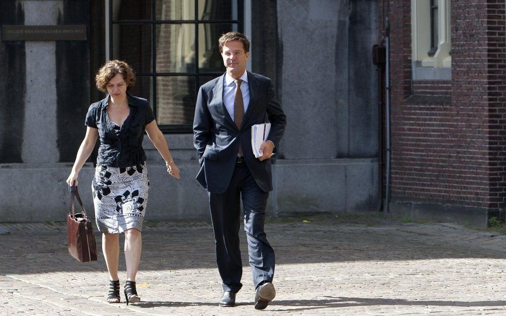 DEN HAAG - VVD-ers Mark Rutte en Edith Schippers lopen over het Binnenhof naar de Eerste Kamer om te vergaderen met de informateurs en de fractieleiders van PvdA, D66 en GroenLinks. Foto ANP