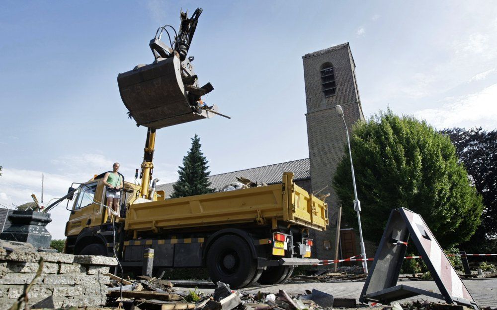 Door hevig noodweer is maandag een deel van de kerktoren in het Achterhoekse dorp Vragender er afgewaaid. De puinresten zijn op een cafe terechtgekomen. Foto ANP