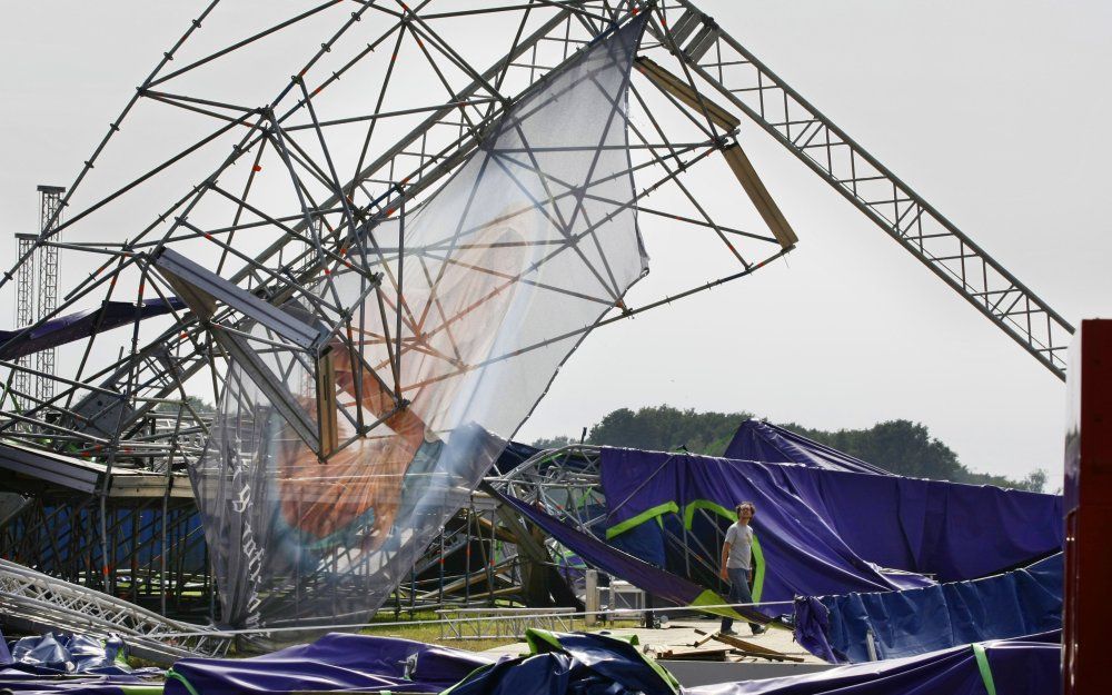 Op het terrein van het festival Zwarte Cross in Lichtenvoorde vielen vier gewonden toen windhozen podiumtenten die werden opgezet, omver bliezen. Foto ANP