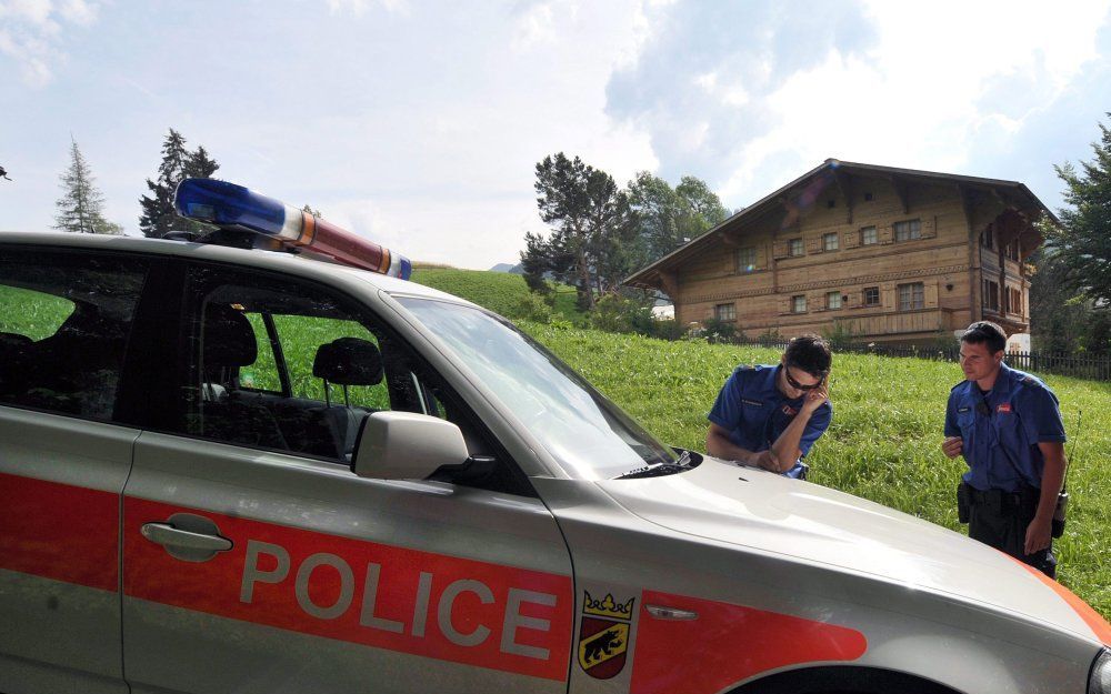 Politie bij het huis van Polanski in Zwitserland. Foto EPA