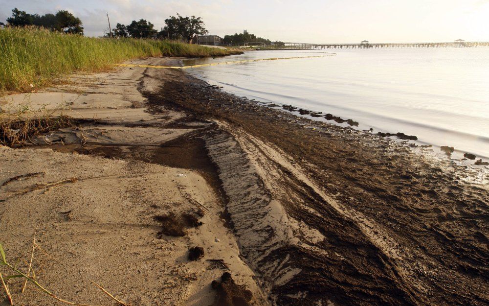 De door olie vervuilde kust van Bay St. Louis, Mississippi. Foto EPA