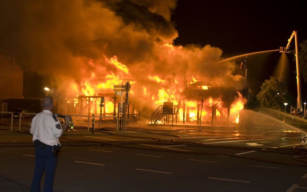 Een zalencentrum op het Stationsplein in Kampen is in de nacht van dinsdag op woensdag volledig afgebrand. Foto ANP