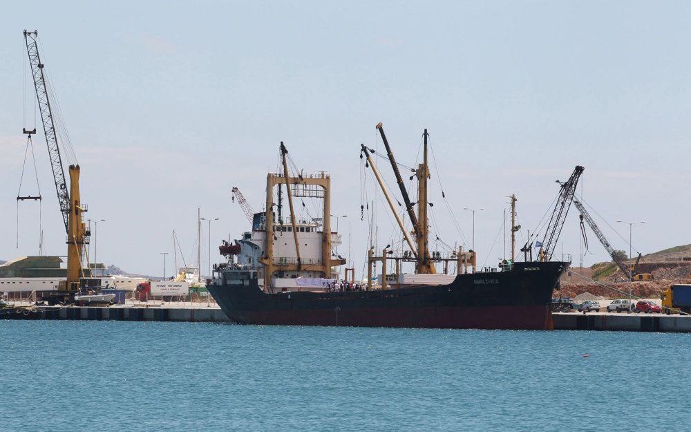 Het schip Amalthea wordt volgeladen met hulpgoederen in de buurt van Athene. Foto EPA