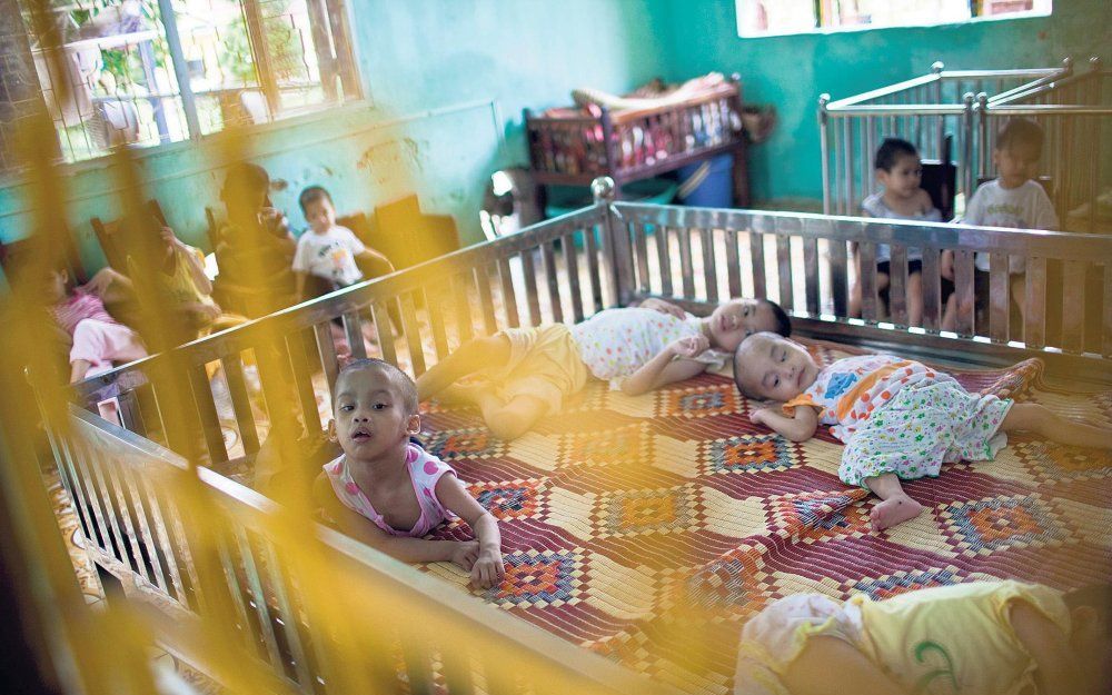 In een tehuis in de Vietnamese stad Ba Vi verblijven 140 weeskinderen met ernstige verstandelijke en lichamelijke handicaps. De oorzaak is het landbouwgif Agent Orange dat de Verenigde Staten in de Vietnamoorlog in hebben gezet als ontbladeringsmiddel.