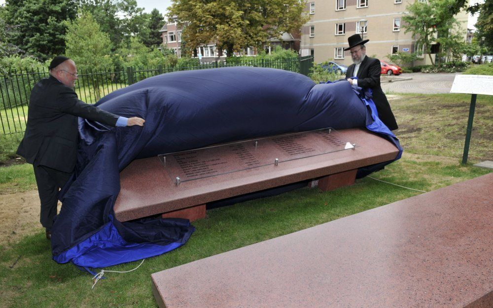 VLAARDINGEN – Rabbijn Evers en wethouder Versluijs onthulden gisteren op de in ere herstelde joodse begraafplaats van Vlaardingen een bank en een gedenkplaat voor de overleden die er begraven liggen. Foto Ron van Rosum