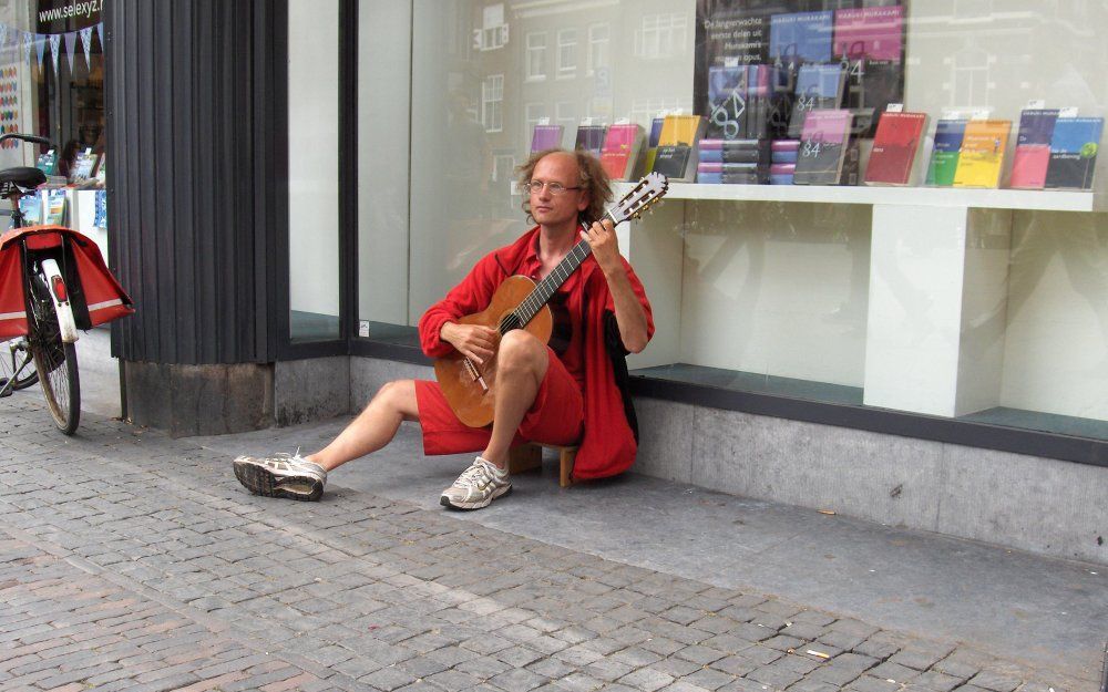 Straatmuzikant Hans uit Utrecht. Foto RD