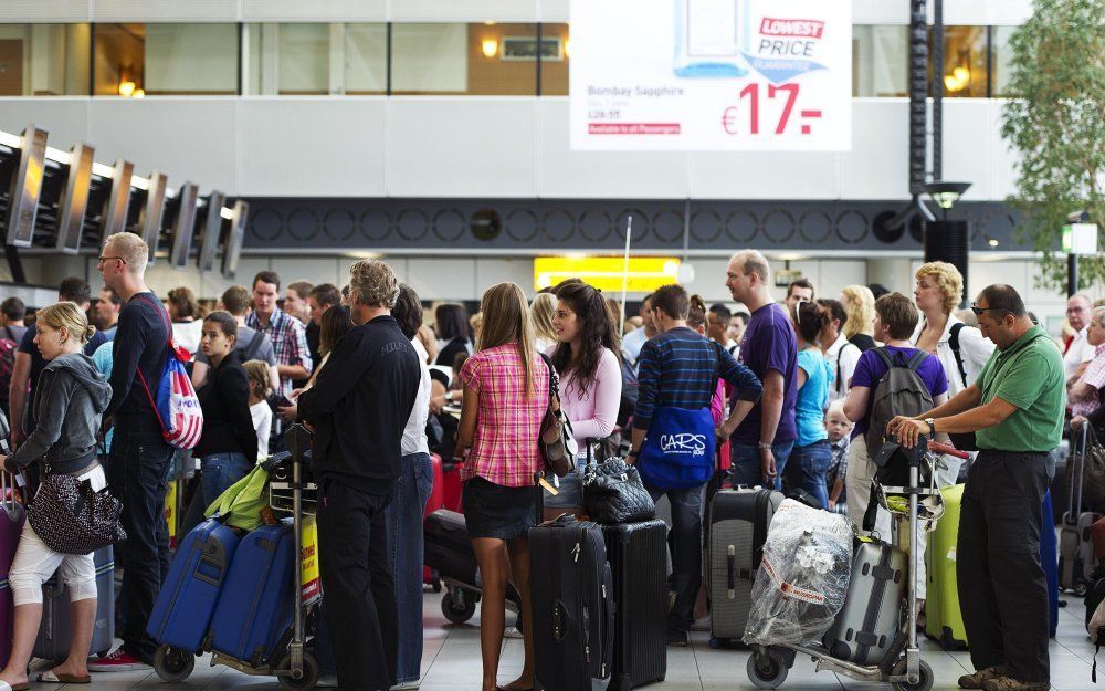 Lange rijen op Schiphol. Foto ANP