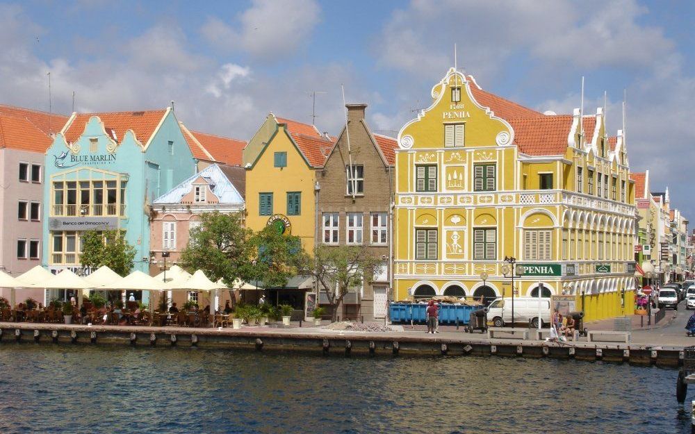 Het stadsbeeld van Willemstad wordt bepaald door de Handelskade, waar de Joodse handelshuizen. Het beeldbepalende hoekpand draagt nog de naam van de Joodse familie Penha. Foto Marius Bremmer