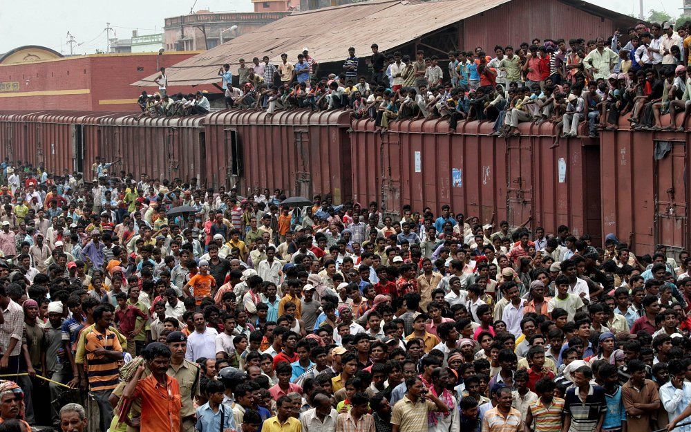 Mensen bekijken de ravage na het treinongeluk in India. Foto EPA