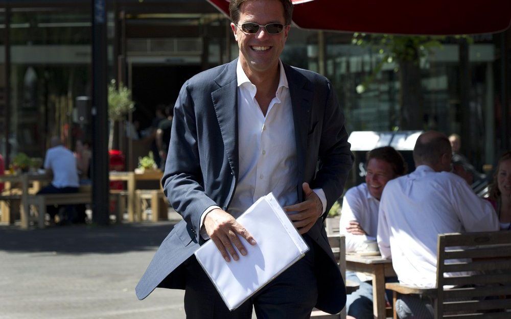 VVD-leider Mark Rutte (L) na zijn lunchafspraak met partijgenoten Stef Blok (op de rug gezien), Frans Weekers (M) en Edith Schippers (niet zichtbaar) in Den Haag. Foto ANP