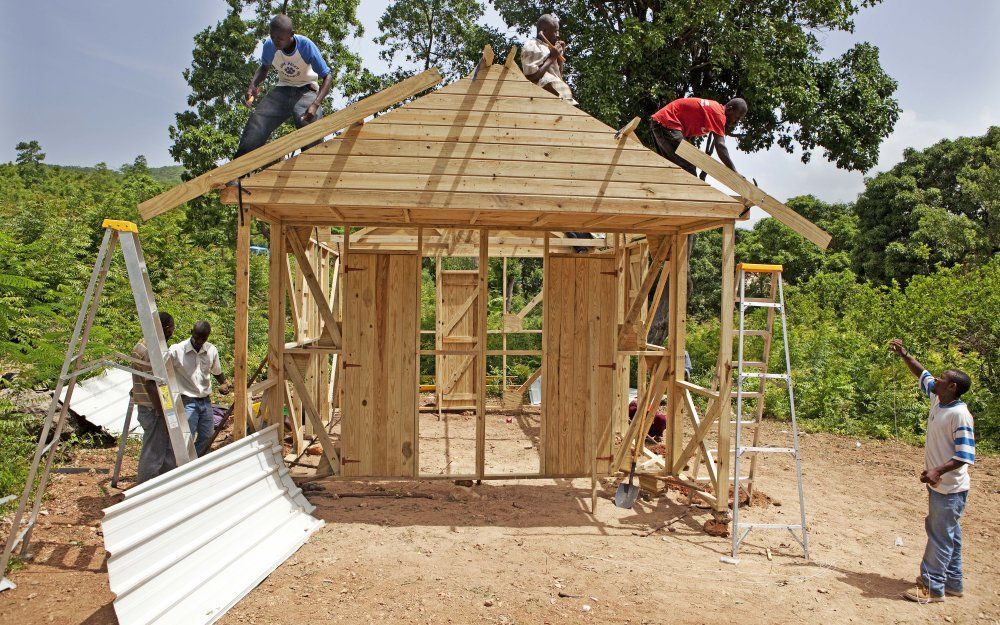 De verschillende hulporganisaties in Haiti zijn volop bezig om zogeheten transitioal shelters te bouwen. De Nederlandse hulporganisatie Cordaid ontwikkelde een zeer inventieve woning die bestand is tegen zware regens en orkanen. Collega-organisaties zijn 