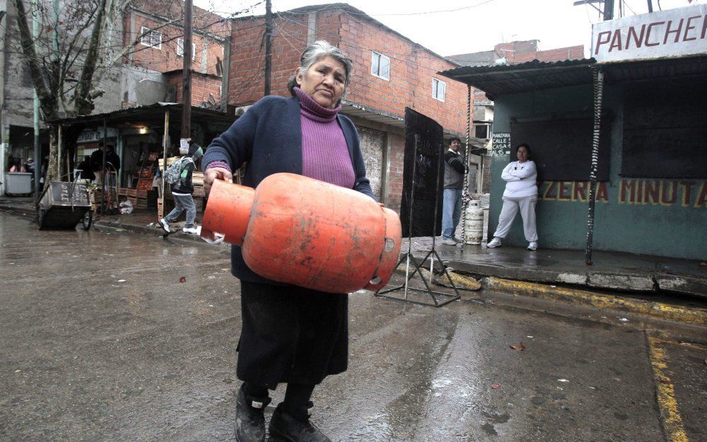 Een vrouw uit Buenos Aires heeft een extra gastank aangeschaft. Foto EPA