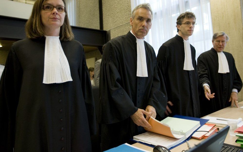 AMSTERDAM - De advocaten die het opnemen voor Trafigura, mr. Marike Bakker (advocaat van Naeem A. van Trafigura), mr. Aldo Verbruggen, mr. R. de Bree en mr. M. Wladimiroff (v.l.n.r.). Foto ANP