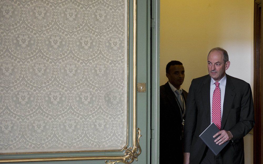 PvdA-leider Job Cohen komt dinsdag binnen in de werkkamer van informateur Ruud Lubbers aan het Binnenhof in Den Haag. Foto ANP