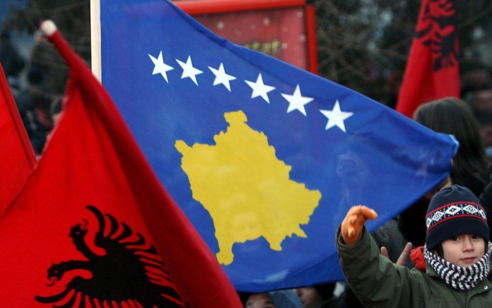 Vlag van Albanië (links) en Kosovo. Foto EPA