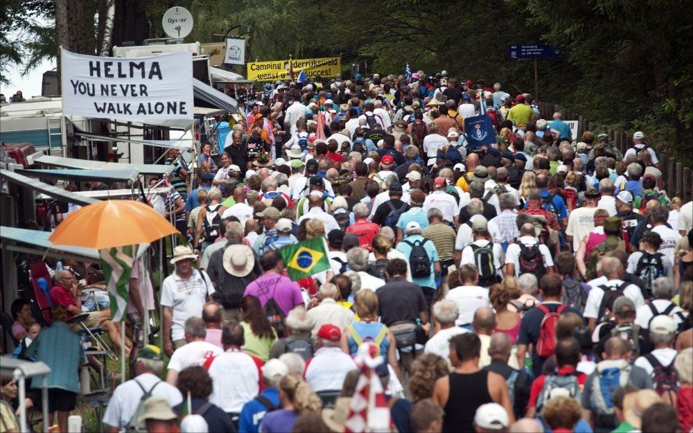 Op de derde dag van de Vierdaagse lopen de wandelaars donderdag op het meest beruchte stuk van de tocht, de Zevenheuvelenweg.  Foto ANP