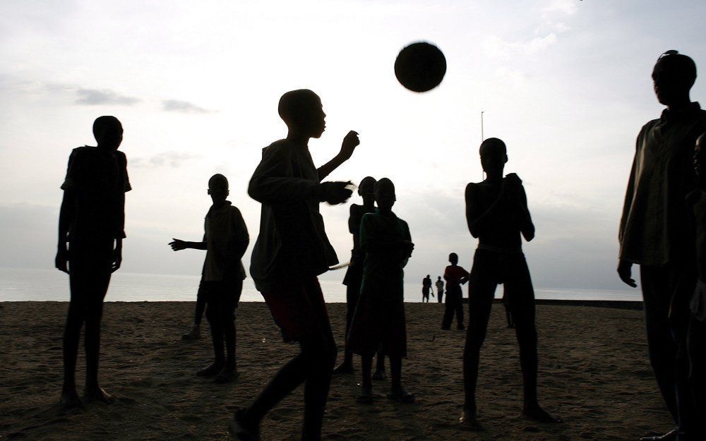 Jongens in Rwanda spelen een potje voetbal. Foto EPA