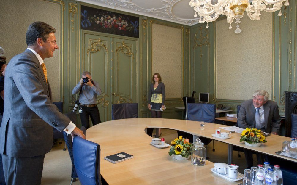 CDA-leider Maxime Verhagen (L) ontmoet vrijdag informateur Ruud Lubbers in diens werkkamer aan het Binnenhof in Den Haag. Foto ANP