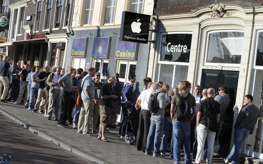 Kopers van een iPad stonden vrijdagmorgen al vroeg in de rij bij een winkel in Amsterdam. Foto ANP