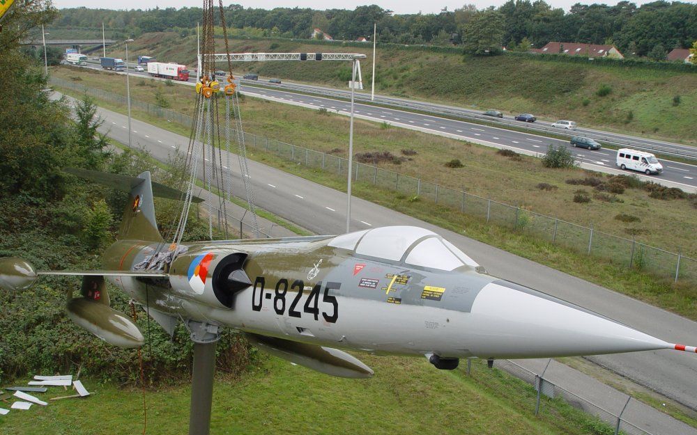 SOESTERBERG – Bij de ingang van het Militaire Luchtvaart Museum in Soesterberg staat een Starfighter F-104 op een sokkel, op een steenworp afstand van de A28. Het jachtvliegtuig is de zogeheten poortwachter van het museum. Foto Militaire Luchtvaart Museum