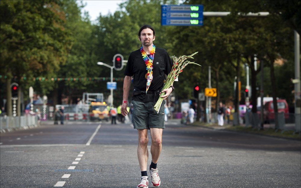 NIJMEGEN - Simon Brownlee (39) uit Engeland finisht vrijdagochtend als eerste de 94e editie van de Nijmeegse Vierdaagse.  Foto ANP