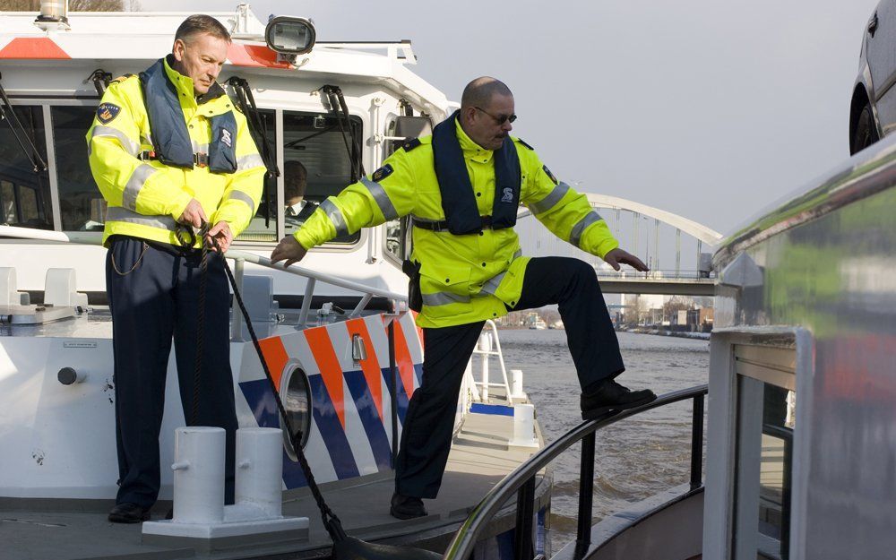 Agenten van de waterpolitie. Foto ANP