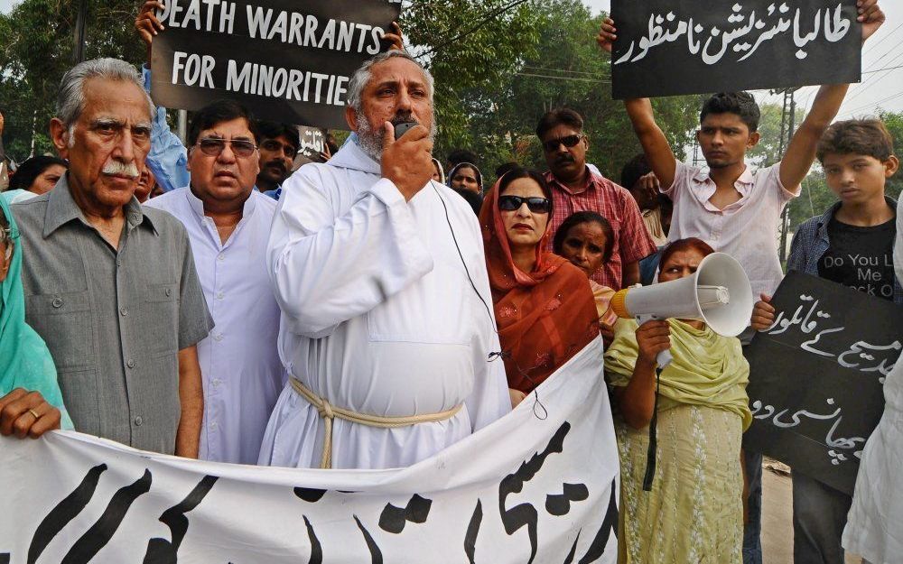 Pakistaanse christenen betogen in de stad Lahore tegen de blasfemiewet. Mensen die de naam van de profeet Mohammed bezoedelen, kunnen op grond van deze wet de doodstraf krijgen. Foto EPA