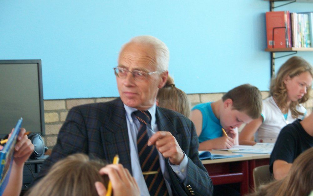 SGP-senator mr. G. Holdijk te midden van leerlingen in de hoogste klassen van de Prins Willem-Alexanderschool te Uddel. Foto RD