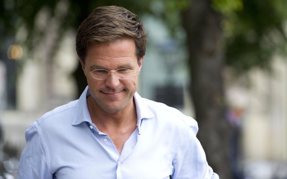 Rutte komt maandag uit een restaurant op het Plein in Den Haag. Foto ANP