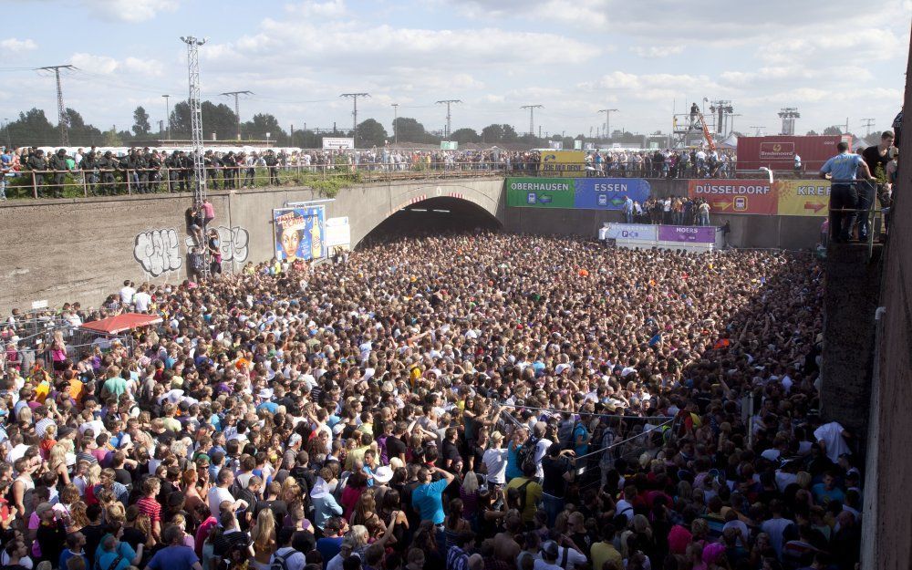 Een enorme mensenmassa heeft zich zaterdag verzameld in en rond de voetgangerstunnel die toegang geeft tot het festivalterrein van de Loveparade in het Duitse Duisburg. Foto ANP