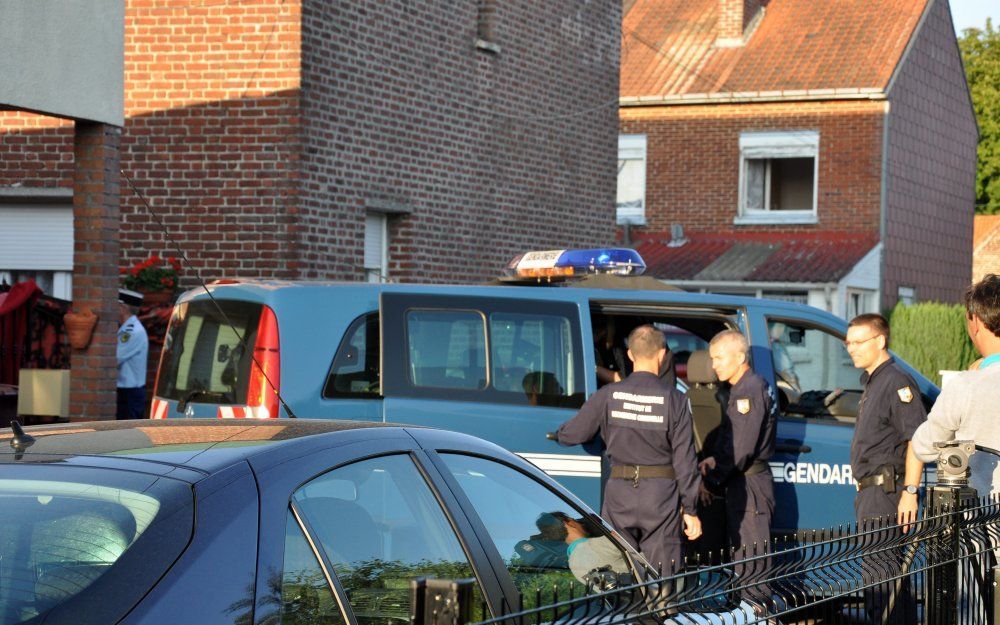 Politie arriveert met speurhonden bij het huis in Villers-au-Tertre. Foto EPA