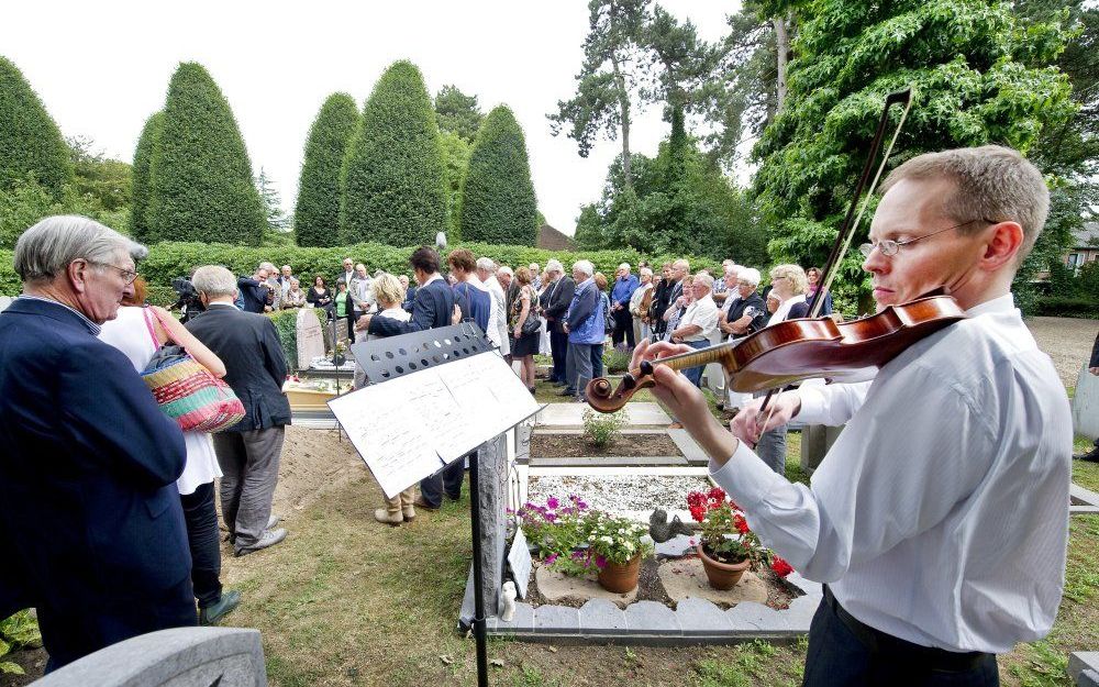 HEILOO - Familieleden en belangstellenden wonen donderdag op de Algemene Begraafplaats in Heiloo de begrafenis bij van verzetsman Bertus de Raaf