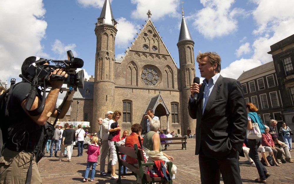 Journalist op het Binnenhof. Foto ANP