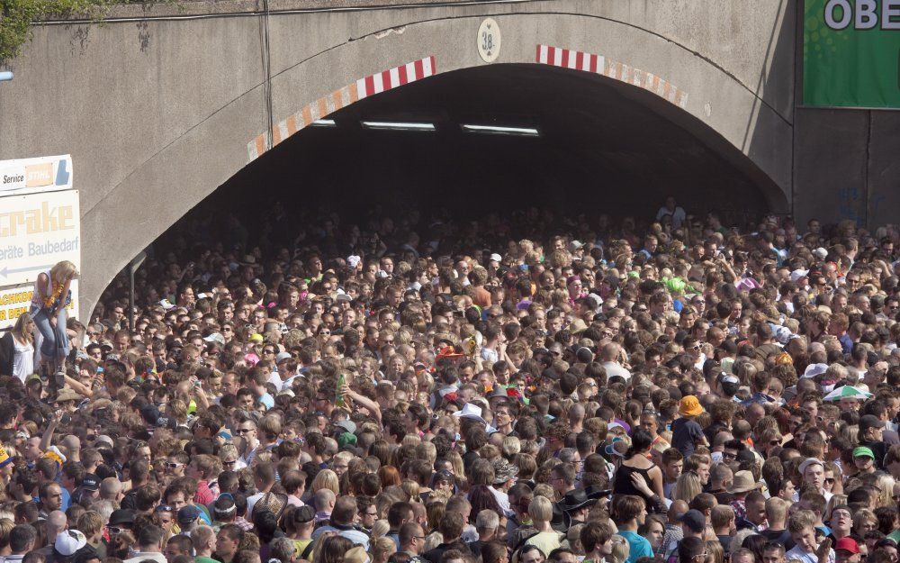 Een enorme mensenmassa heeft zich zaterdag verzameld in en rond de voetgangerstunnel die toegang geeft tot het festivalterrein.