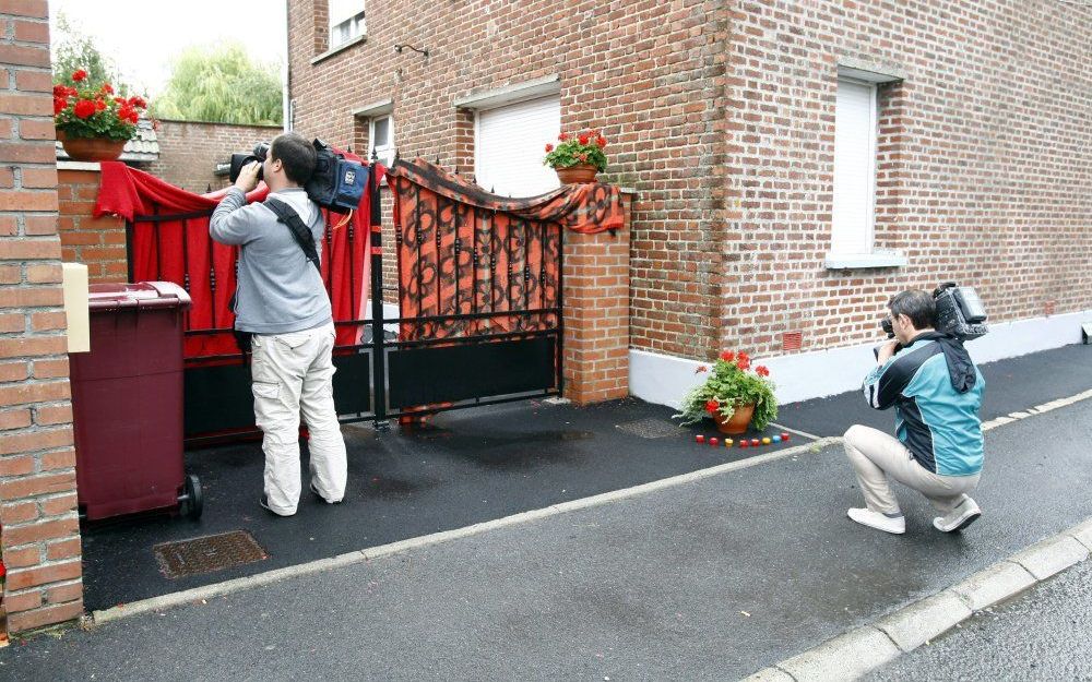 De pers bij het huis van Cottrez. Foto EPA